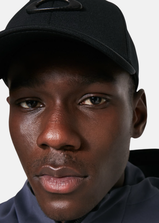 Vue rapprochée de la casquette Oakley Tincan noire portée par un mannequin mettant en valeur la forme et l’ajustement