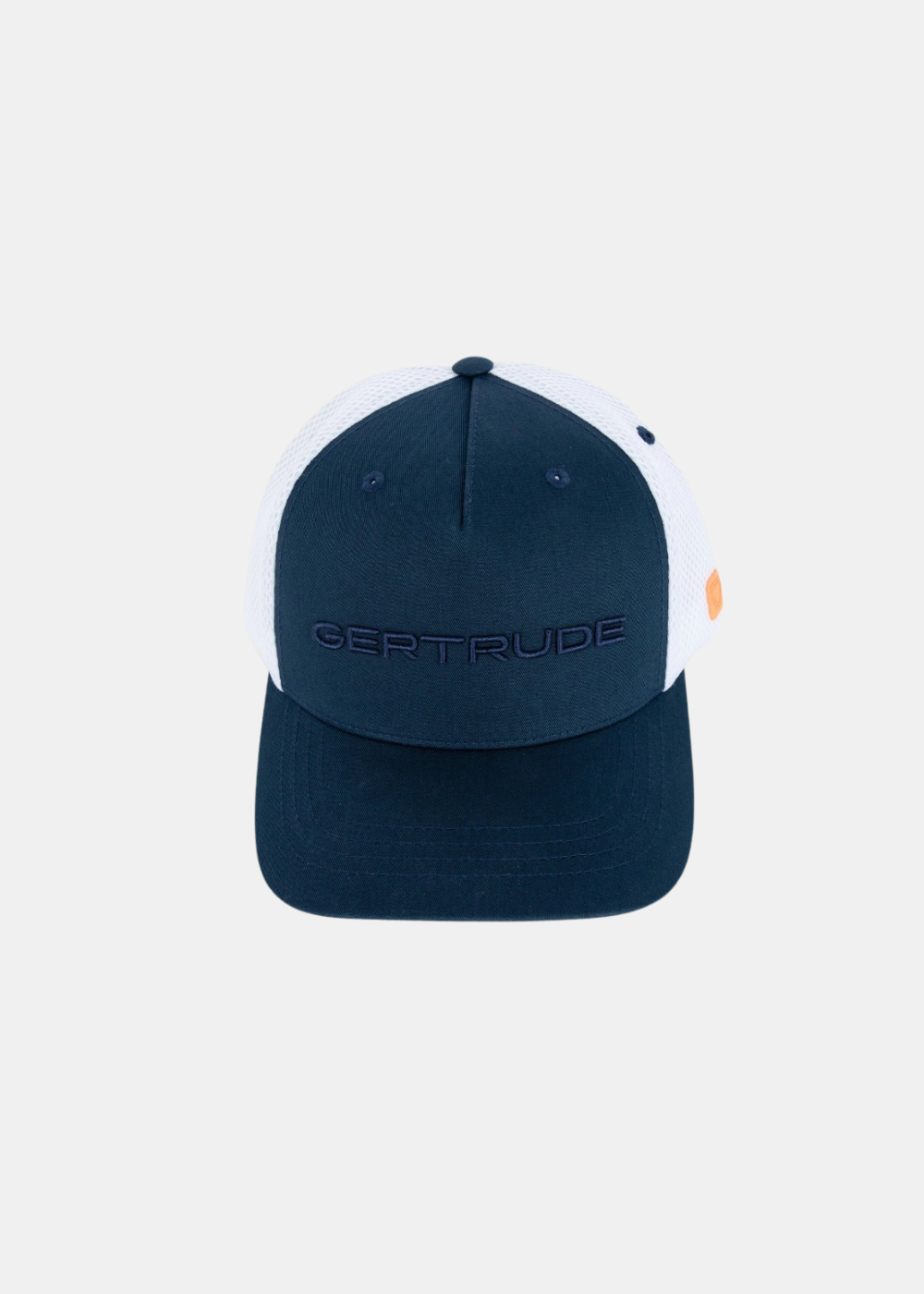 Packshot de face de la casquette trucker Gertrude bleu marine avec panneau arrière en filet blanc et broderie ton sur ton