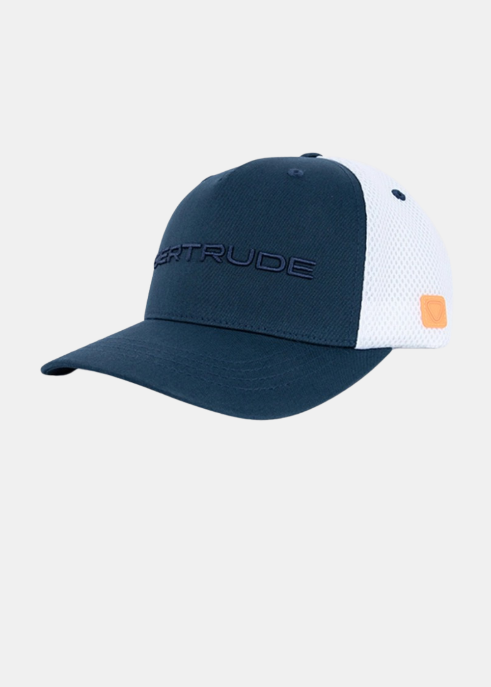 Vue en trois-quarts de la casquette trucker Gertrude bleu marine et blanche mettant en valeur le logo brodé et le patch orange