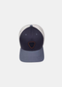 Packshot de face de la casquette trucker Gertrude bleu marine et gris avec panneau arrière en filet blanc et écusson brodé