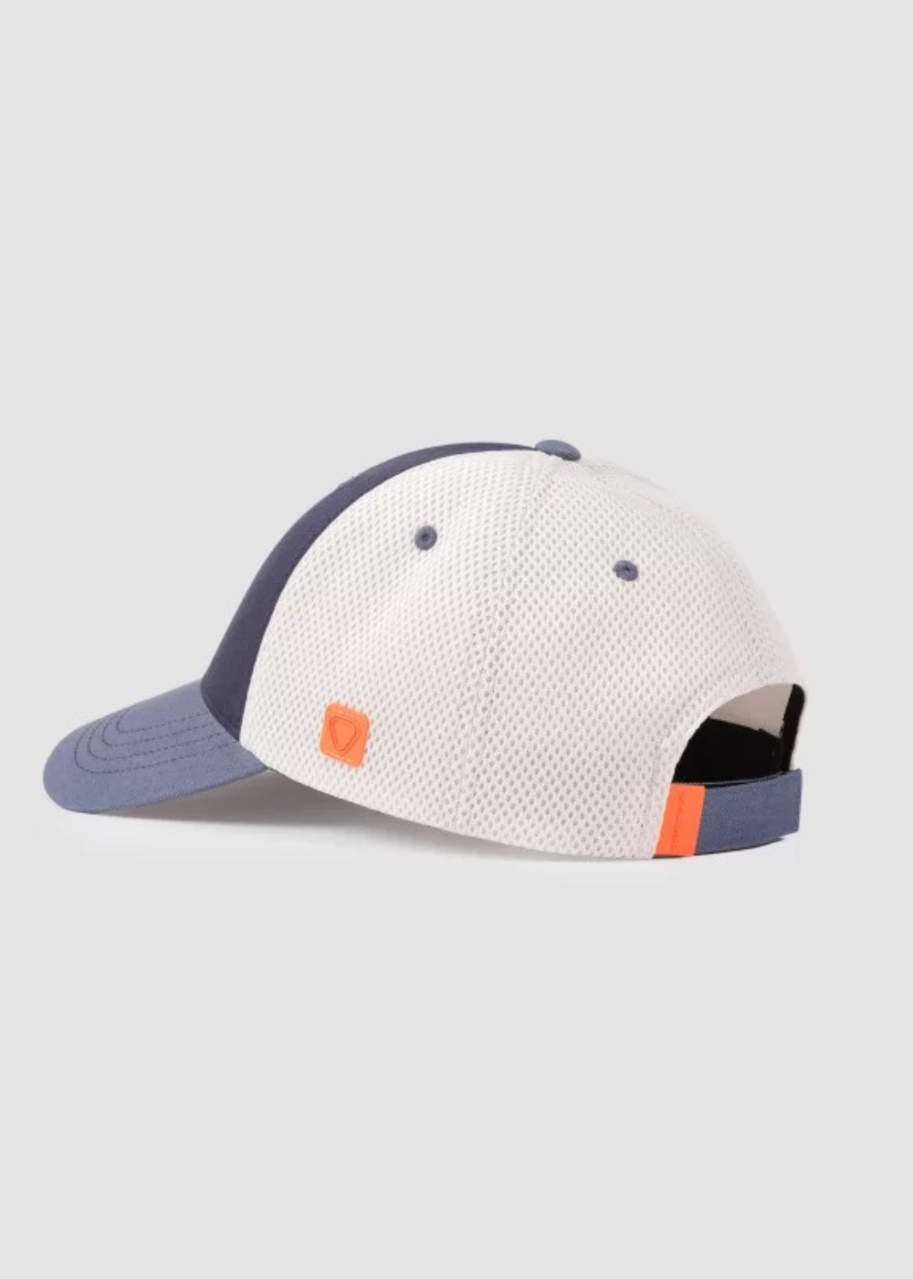 Vue de profil gauche de la casquette trucker Gertrude bleu marine et gris avec patch orange et patte de réglage arrière