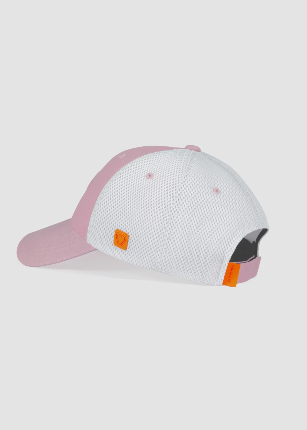 Vue en trois-quarts avant de la casquette trucker Gertrude rose et blanche mettant en valeur la visière courbée et le patch orange latéral