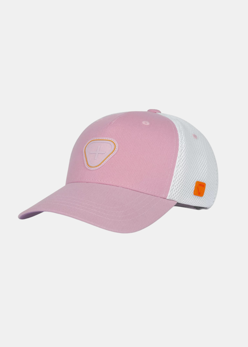 Vue en trois-quarts avant de la casquette trucker Gertrude rose et blanche mettant en valeur la visière courbée et le patch orange latéral