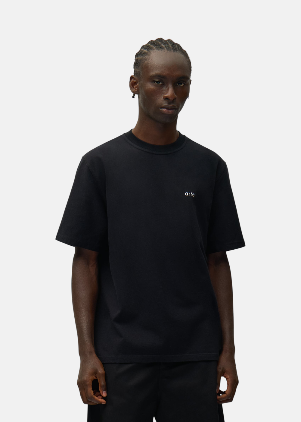 cette photo monter un mannequin de face portant-le tshirt noir arte back poster vue de face