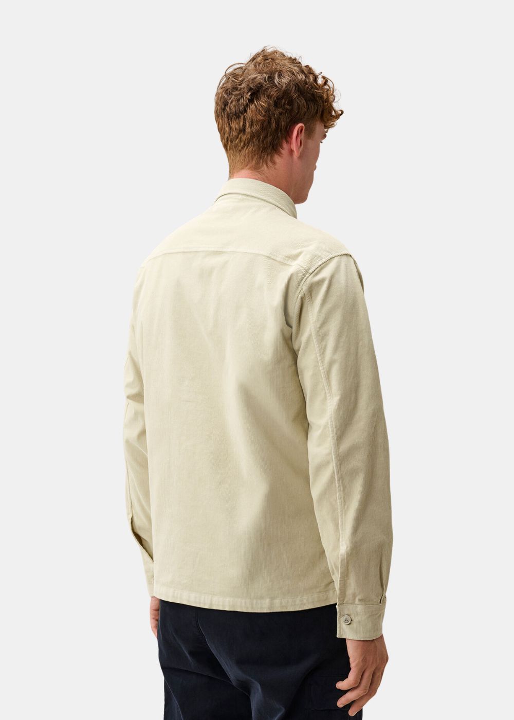 Vue de dos de la chemise beige C.P. Company en velours végétal coupe classique.