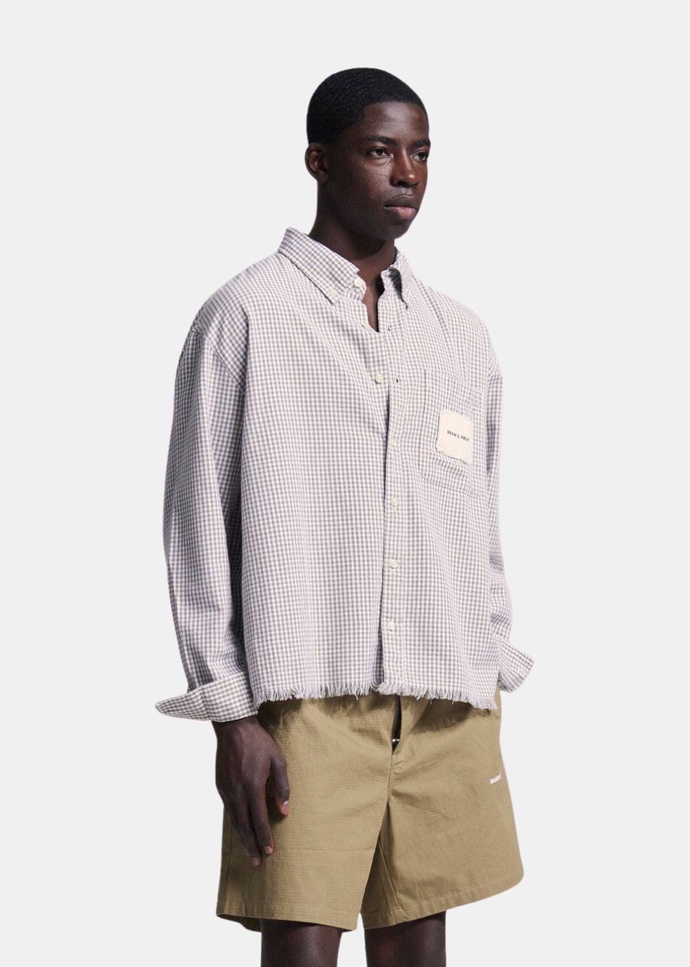 Vue de trois-quart de la chemise en coton vichy soulignant les finitions usées et la silhouette moderne