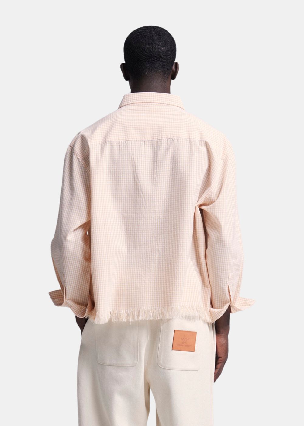 Vue arrière de la chemise Farmer's orange montrant la coupe cropped et l'ourlet brut effiloché