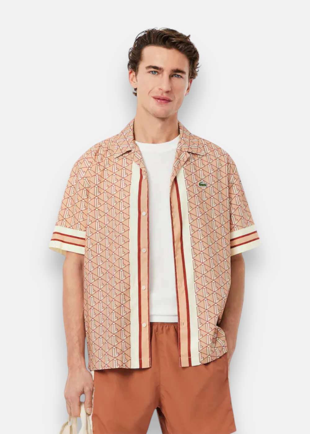 chemise Lacoste monogramme beige et rouge cuivré porté par un mannequin de face