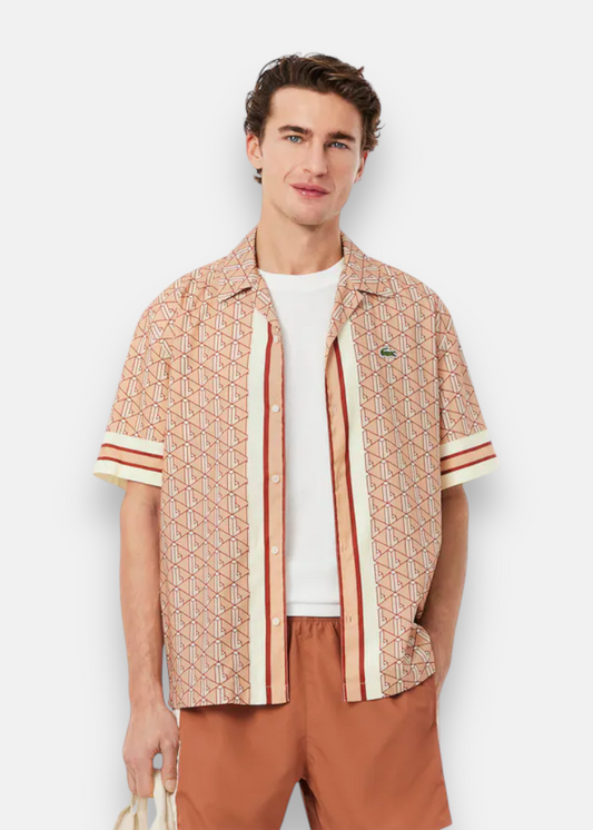 chemise Lacoste monogramme beige et rouge cuivré porté par un mannequin de face