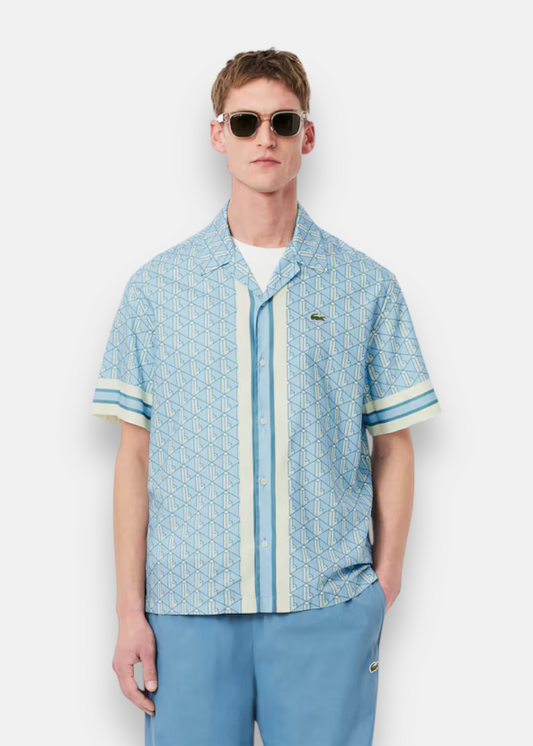 chemise Lacoste monogramme bleu et blanc cassé vue de face sur un mannequin 