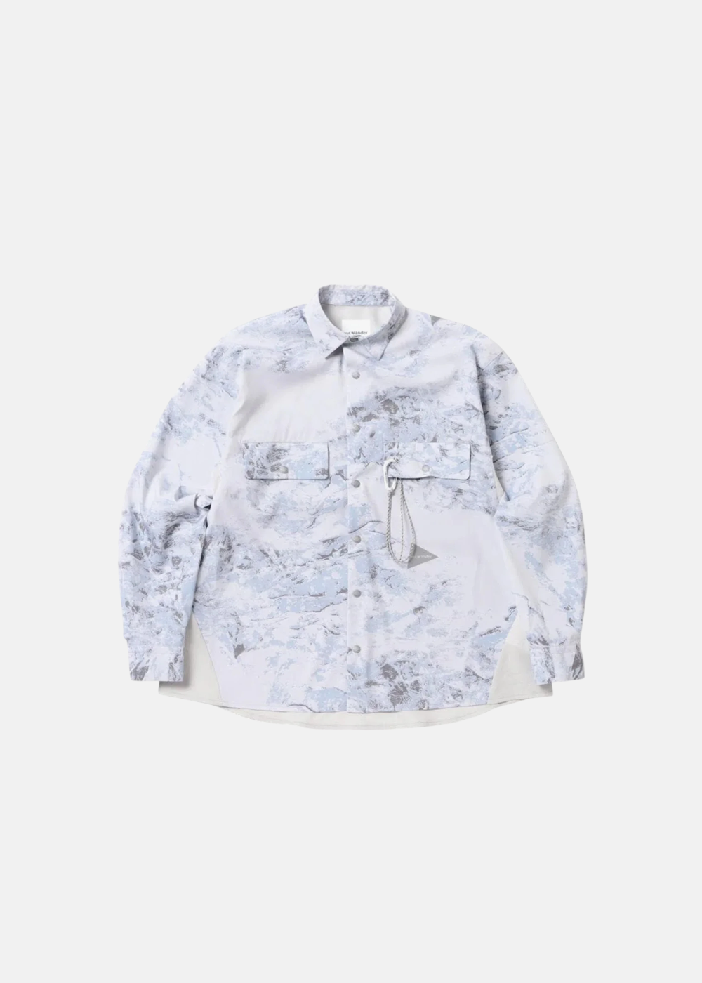 Chemise And Wander manches longues technique, ultra légère 218g, déperlante, imprimé montagne marbré blanc et bleu.
