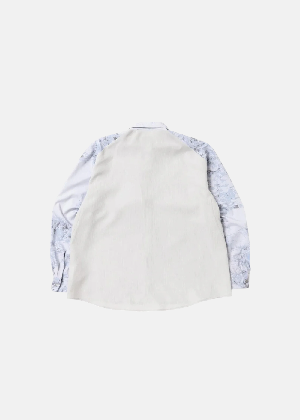 Dos de la chemise technique And Wander, montrant le panneau arrière blanc uni et les manches imprimées.