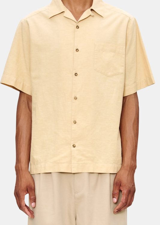 Gros plan sur le buste de la chemise A.P.C. Jude beige montrant le col ouvert, la poche poitrine et les boutons.