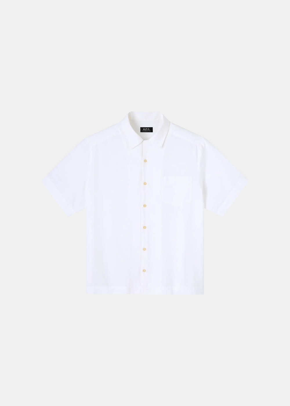 Chemise A.P.C. Jude blanche pour homme présentée de face à plat, révélant son design épuré et intemporel.