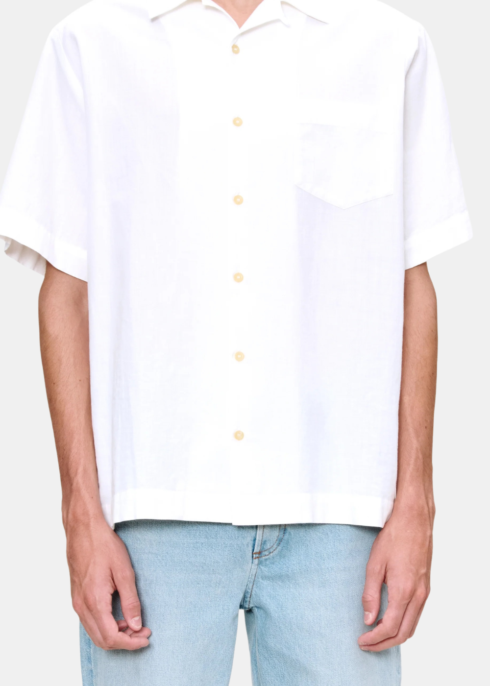 Gros plan sur le buste de la chemise A.P.C. Jude blanche montrant le col italien, la poche poitrine et les boutons contrastés.