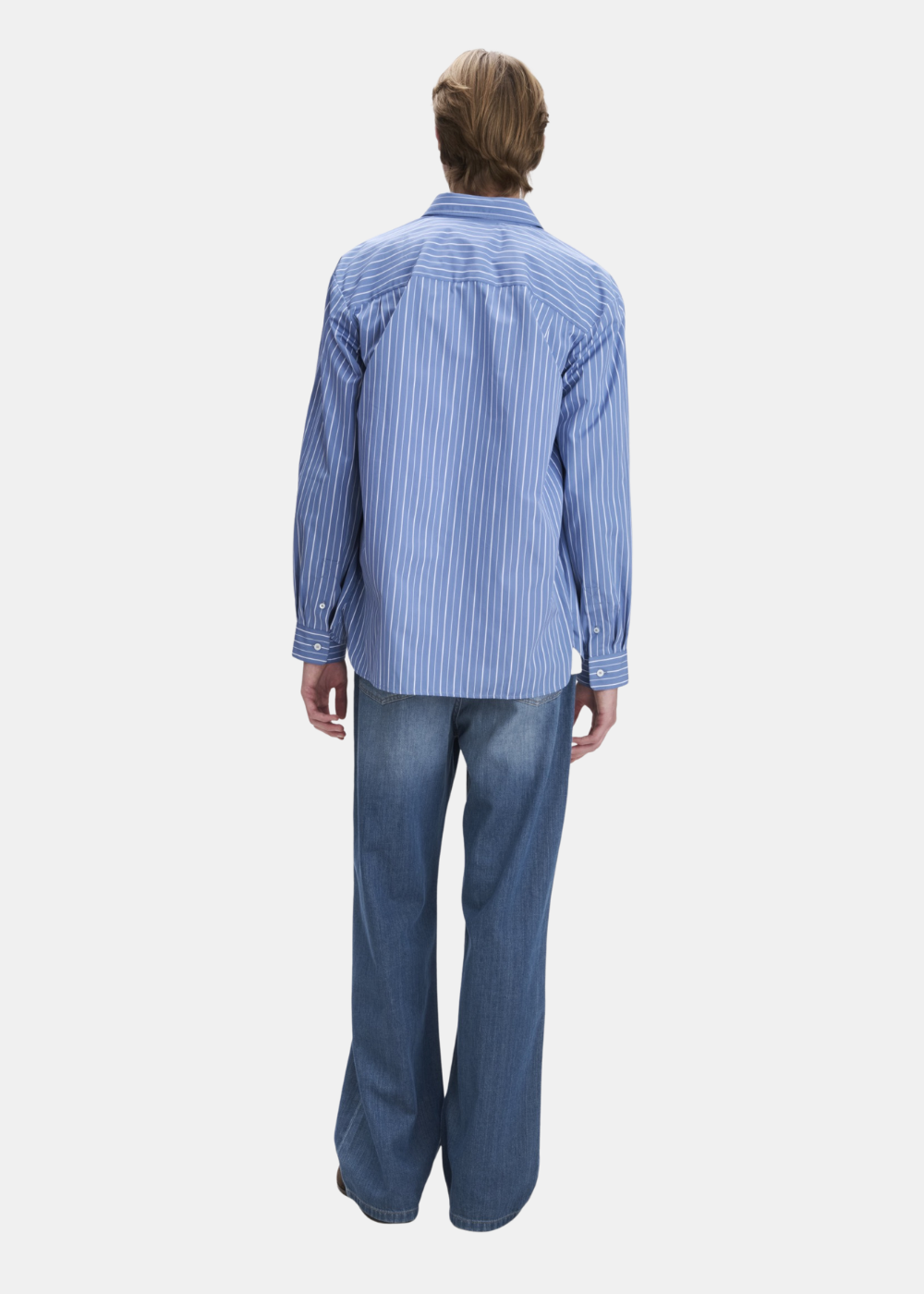 Vue de dos portée de la chemise rayée Homme A.P.C. Malo en coton bleu avec jean large
