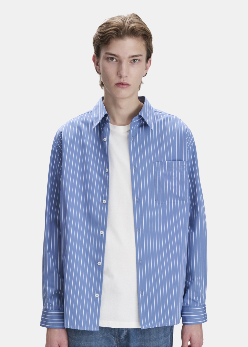 Chemise rayée bleue A.P.C. Malo portée ouverte sur un t-shirt blanc