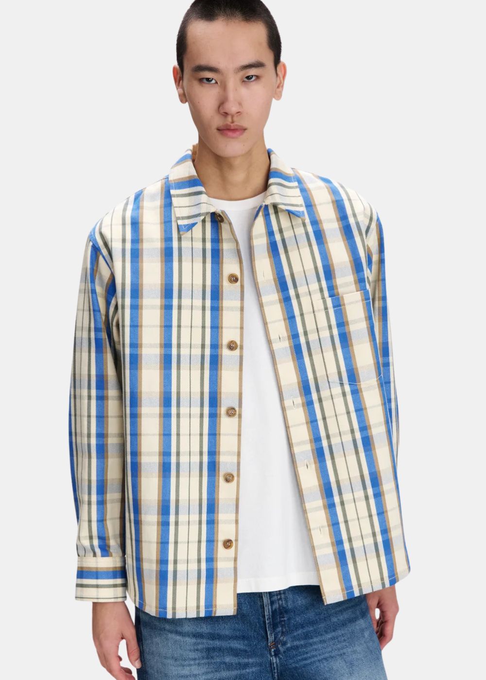 Plan rapproché de face montrant le col classique, le motif à carreaux multicolores et le boutonnage de la chemise Nathan A.P.C.
