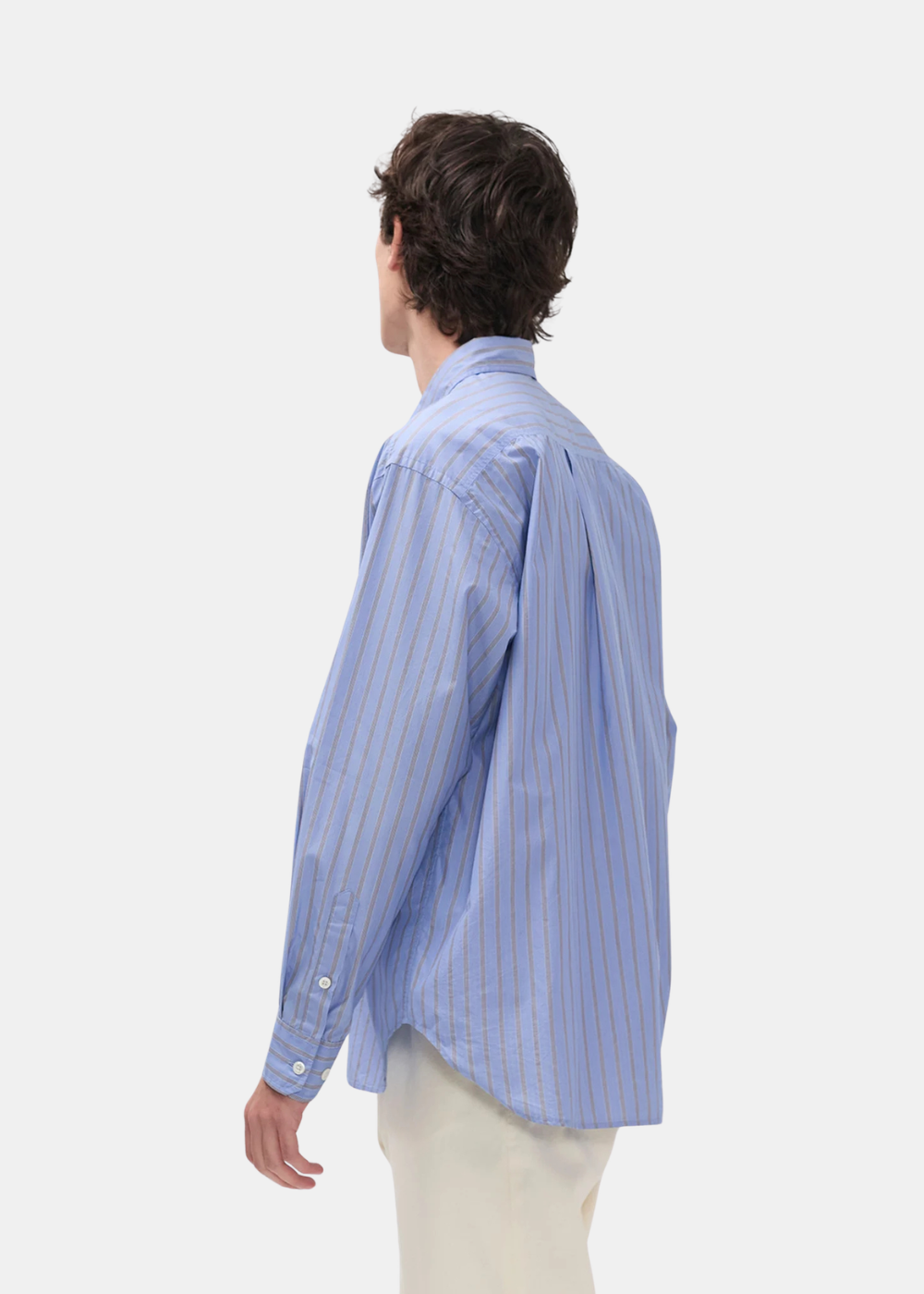 Silhouette de profil d'un mannequin portant la chemise en popeline italienne bleue rayée
