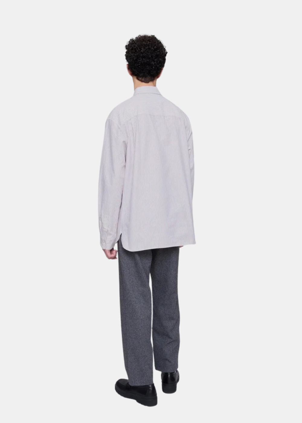 Vue de trois-quarts dos du mannequin portant la chemise A.P.C. à rayures à manches longues