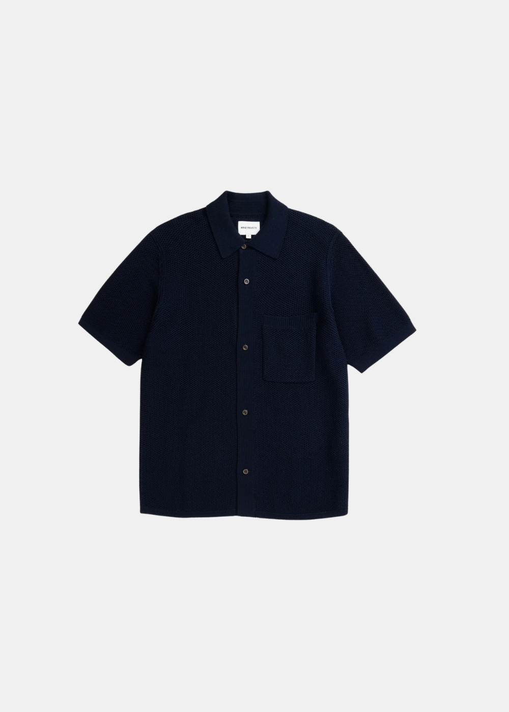 Chemise Homme Norse Projects en maille marine, col classique et poche poitrine, vue de face.