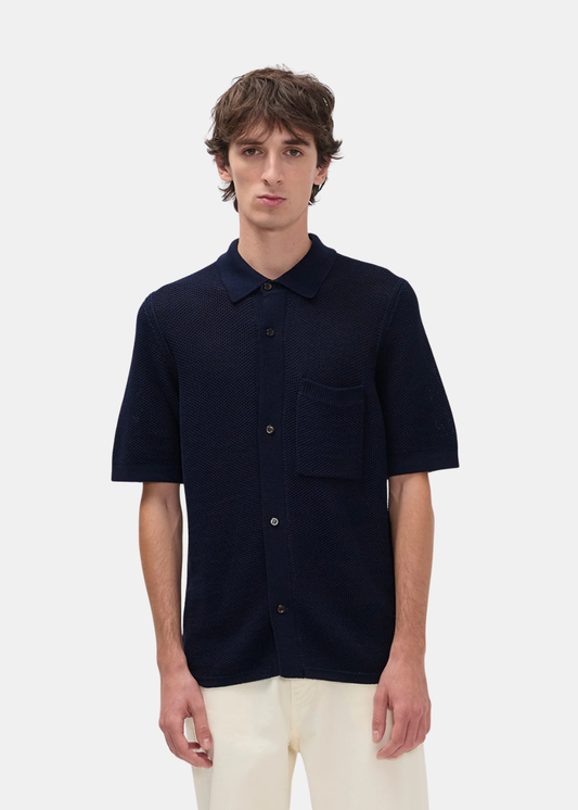 Porté de la chemise Homme Norse Projects marine en maille sur un mannequin, vue de face.