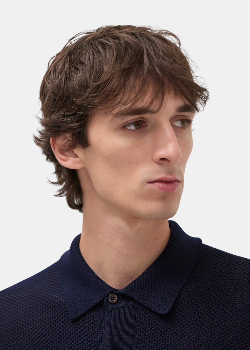 Gros plan sur le col et le haut du buste de la chemise Homme Norse Projects en maille marine.