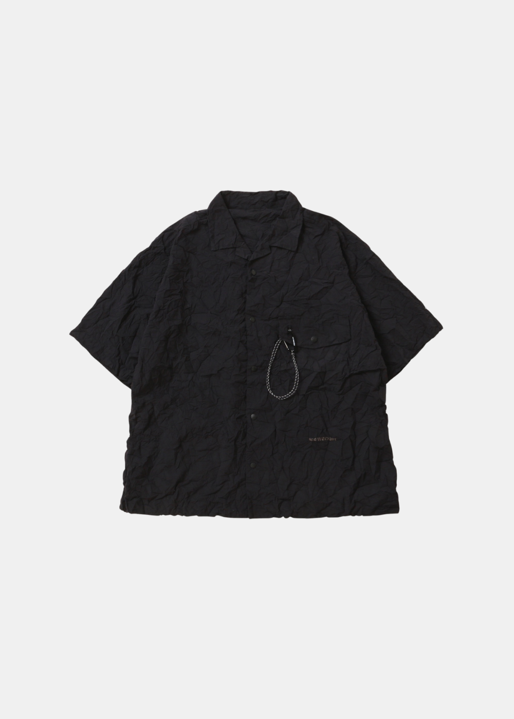 Chemise technique plissée noire And Wander Washer Pleated à manches courtes avec cordon sur la poche, de face.