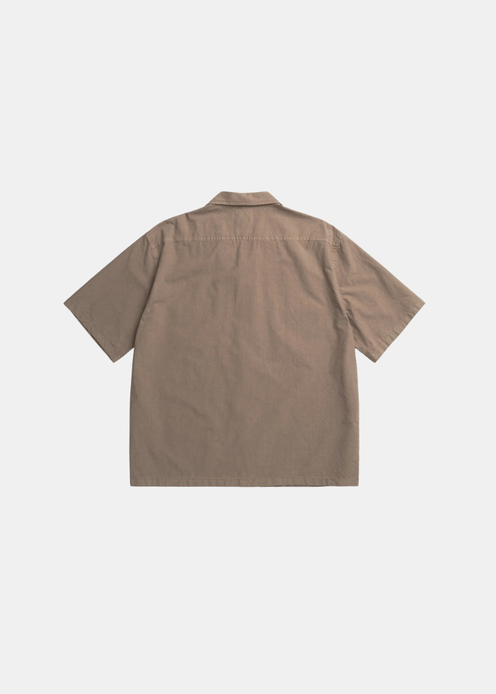 Vue arrière de la chemise Homme Norse Projects taupe montrant la découpe horizontale aux épaules.