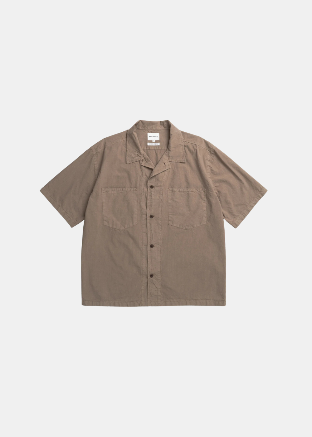 Chemise Homme Norse Projects en Tencel taupe, coupe droite avec col cubain et deux poches poitrine.
