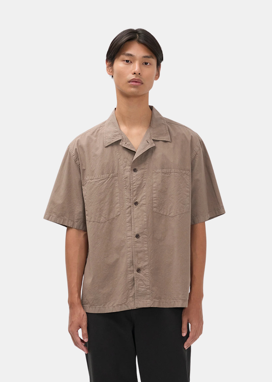 Porté de la chemise Homme Norse Projects taupe sur un mannequin avec pantalon noir, vue de face.