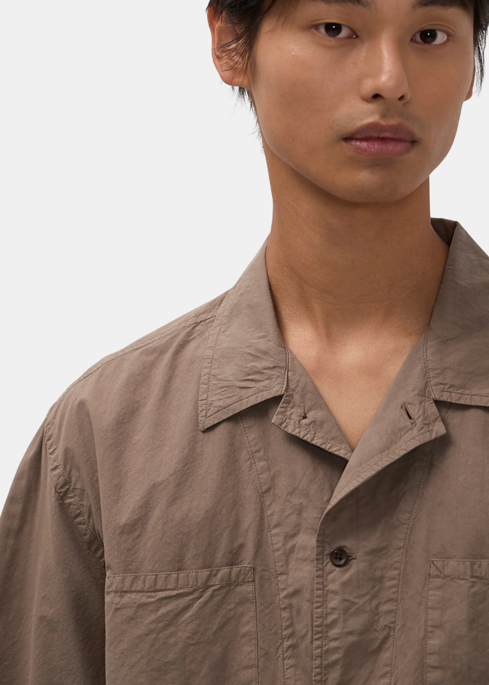 Gros plan sur le haut de la chemise Homme Norse Projects taupe mettant en avant le col cubain ouvert.