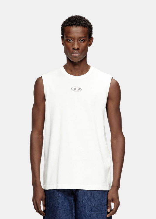 Débardeur blanc Diesel T-Bisco-Iod en coton avec logo Oval D métallique sur la poitrine, porté par un mannequin homme de face