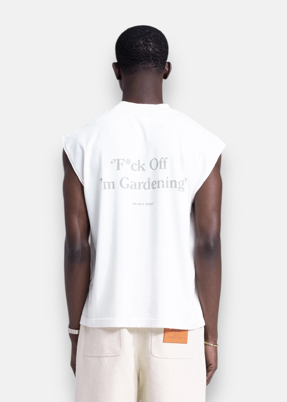 débardeur blanc porté de dos affichant le message F*ck Off I'm Gardening en lettres grises