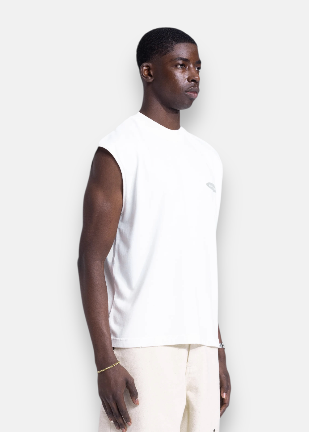 débardeur blanc porté de profil avec vue sur la coupe des manches et le tissu en coton