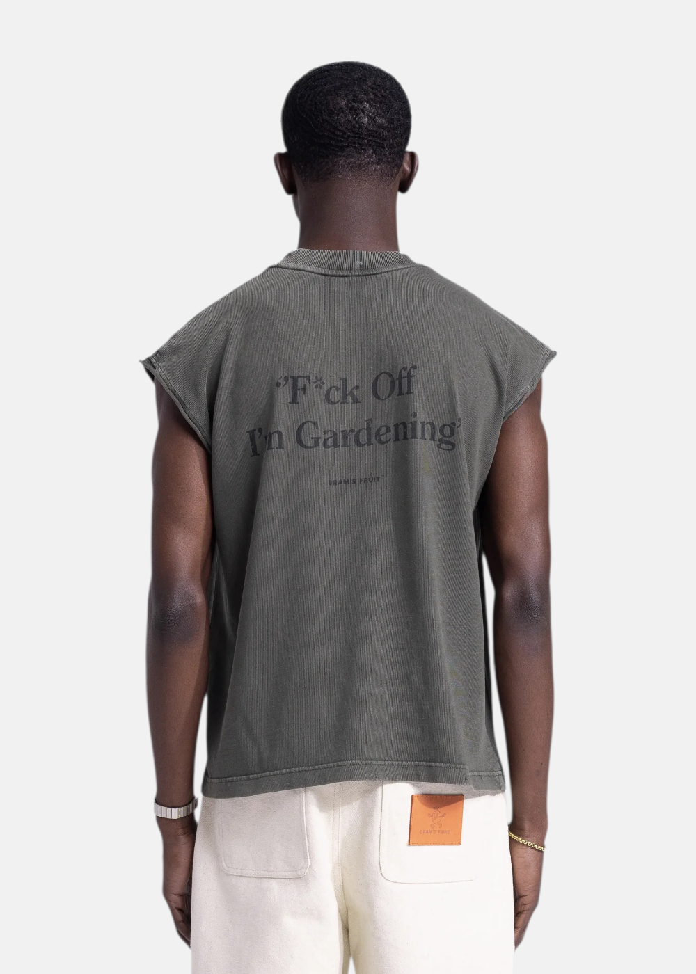 Débardeur gris porté de dos avec inscription F*ck Off I'm Gardening imprimée en noir