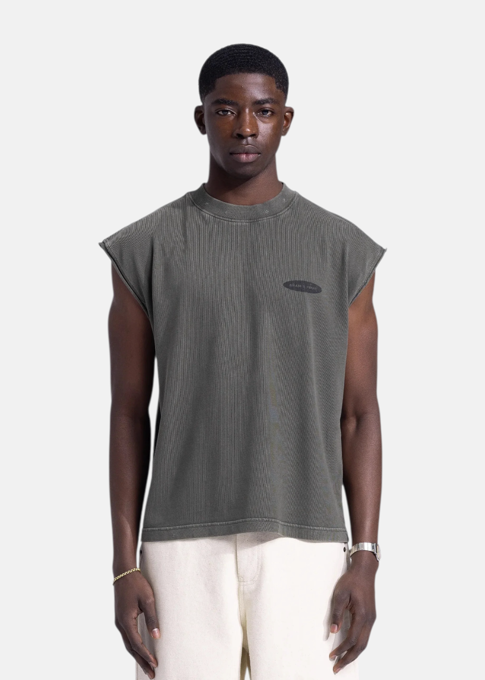 Débardeur gris délavé porté de face avec col rond et logo ovale discret