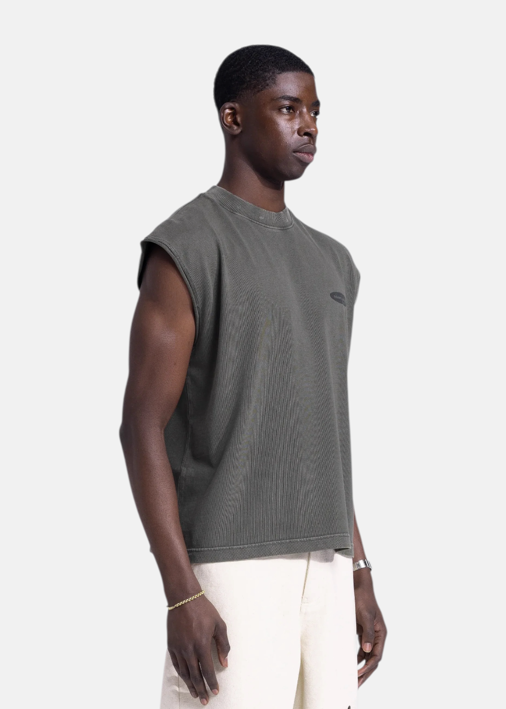 Débardeur gris délavé porté de profil montrant l'emmanchure et la coupe droite