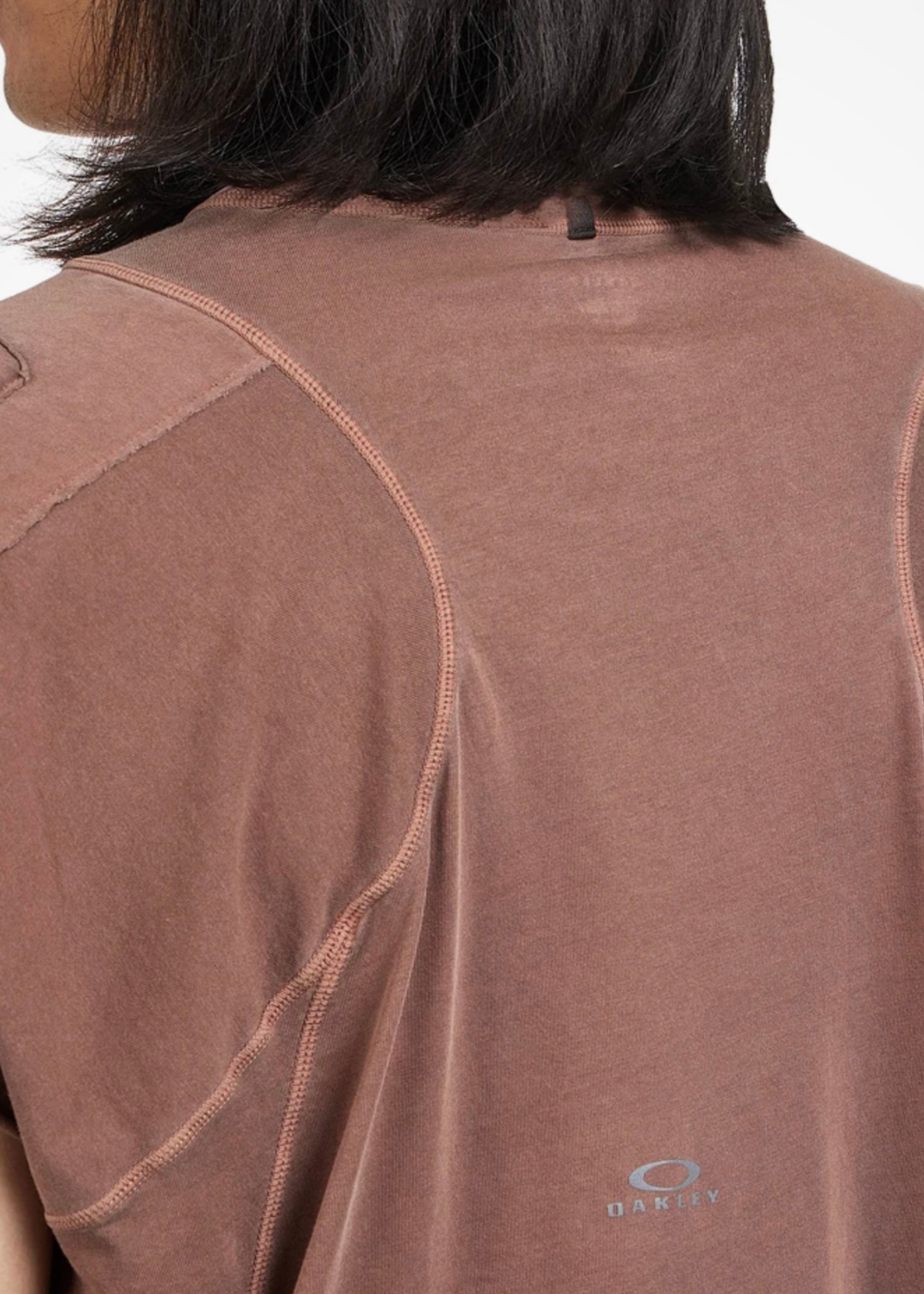 Gros plan du haut du dos du débardeur homme Oakley Latitude Veil Pigment Dyed marron avec logo Ellipse en bas du dos