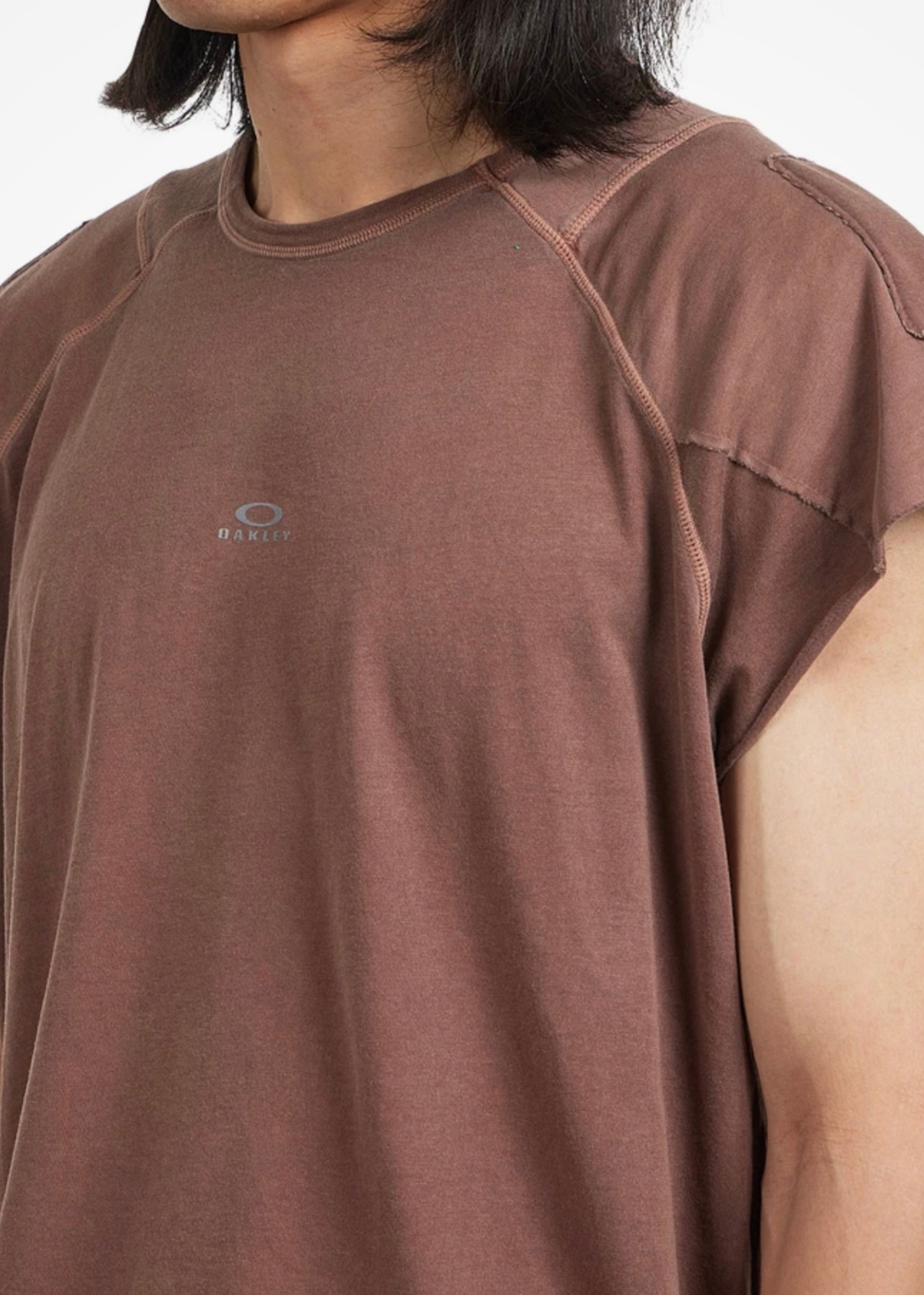 Gros plan du débardeur homme Oakley Latitude Veil Pigment Dyed marron montrant le col, les coutures apparentes et le logo poitrine