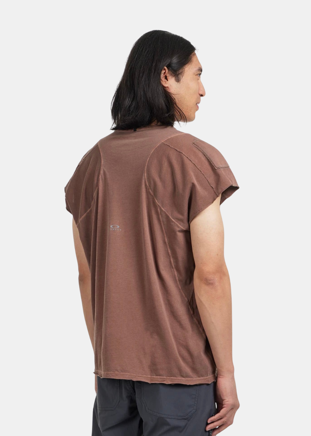 Vue de trois-quarts dos du débardeur homme Oakley Latitude Veil Pigment Dyed marron montrant les emmanchures et la coupe
