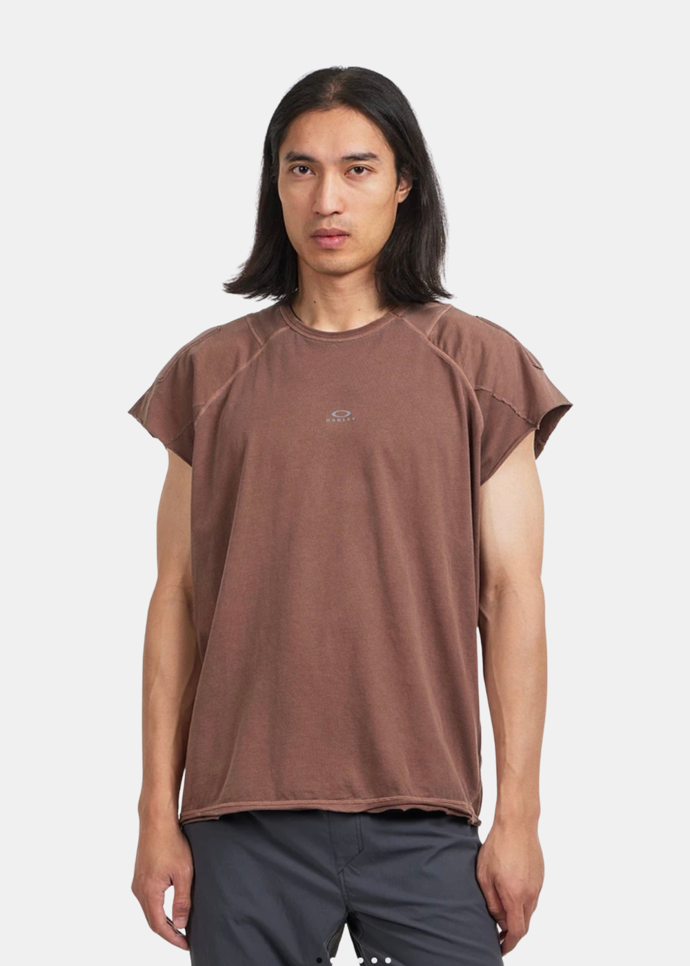 Débardeur homme Oakley Latitude Veil Pigment Dyed marron à effet délavé porté de face