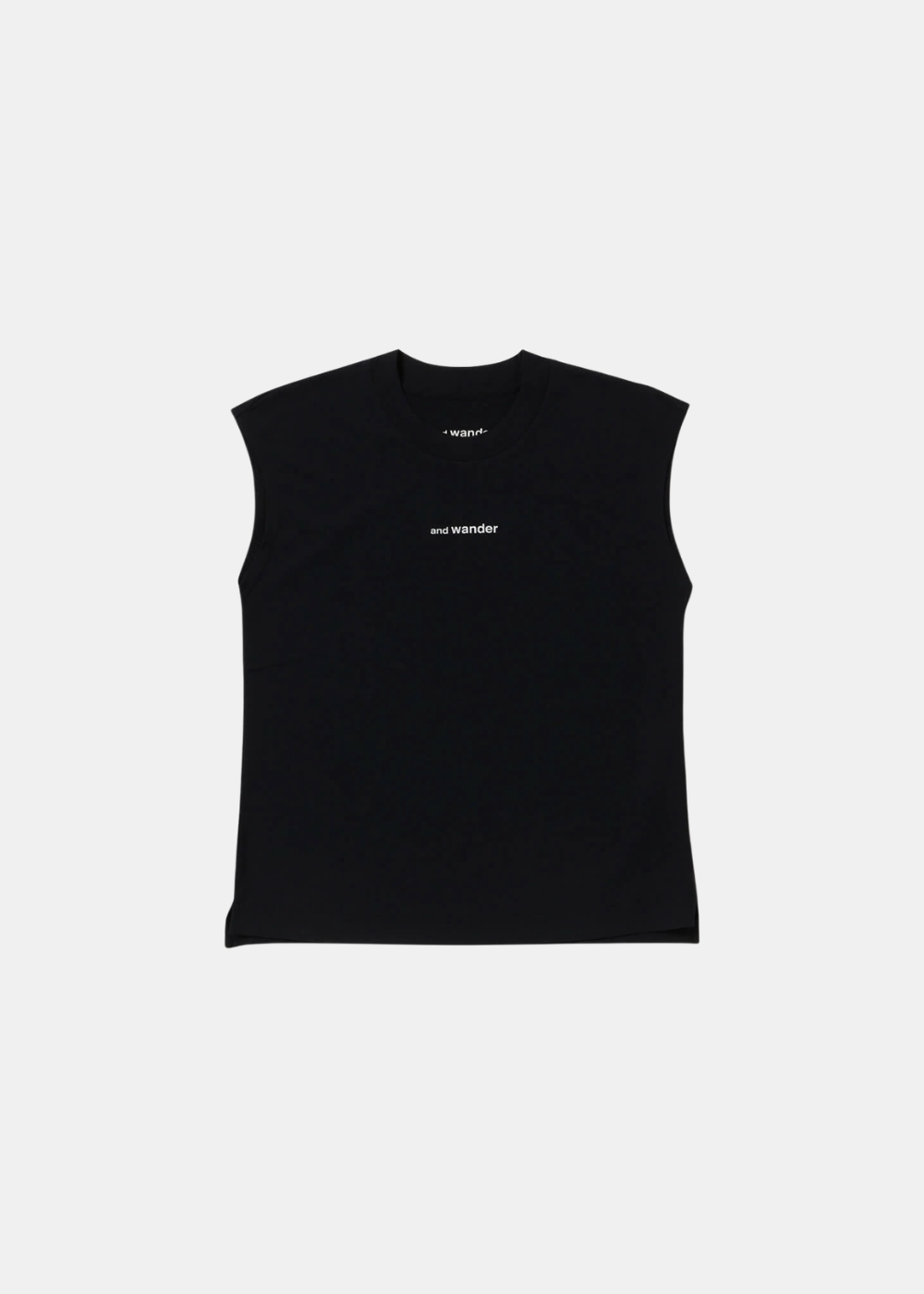Débardeur techwear noir And Wander Dry Jersey avec logo blanc imprimé au centre de la poitrine, de face.