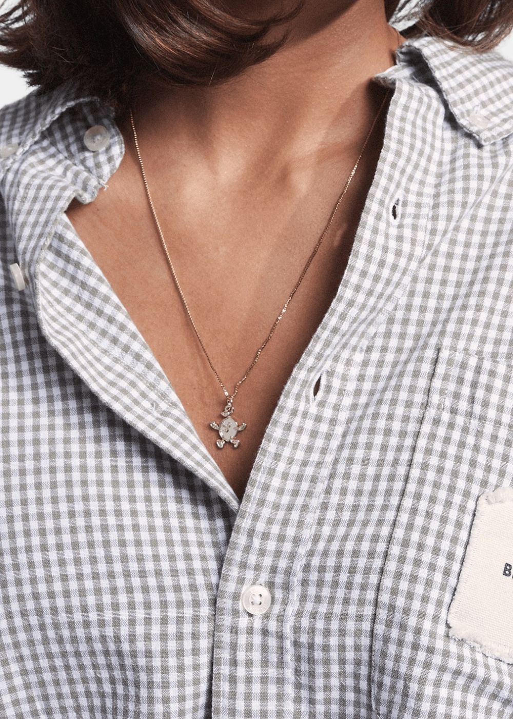 Gros plan sur le col et le tissu en pur coton vichy exclusif de la chemise Distressed Farmer's