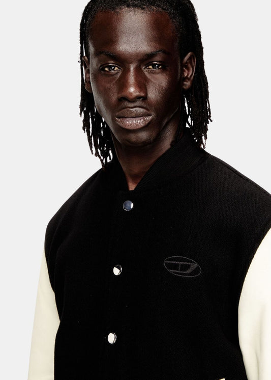 Gros plan sur le logo Oval D brodé ton sur ton sur la poitrine du blouson aviateur Diesel.