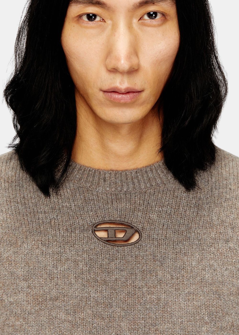 Gros plan sur la découpe brodée du logo Oval D signature sur le pull Diesel K-Areeso.