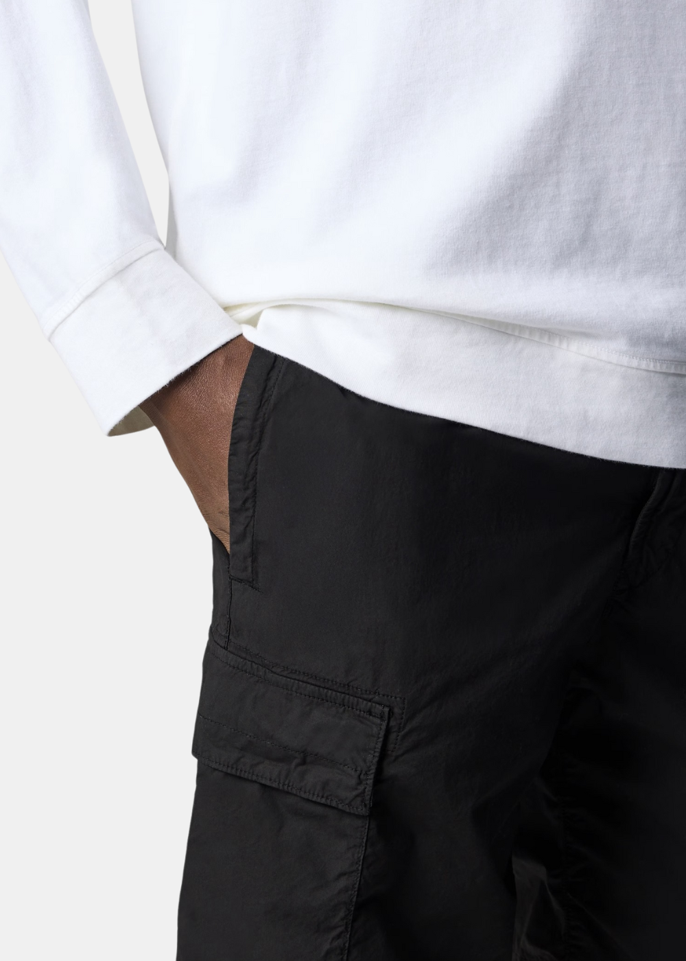 Détail de la poche du bermuda en coton extensible.