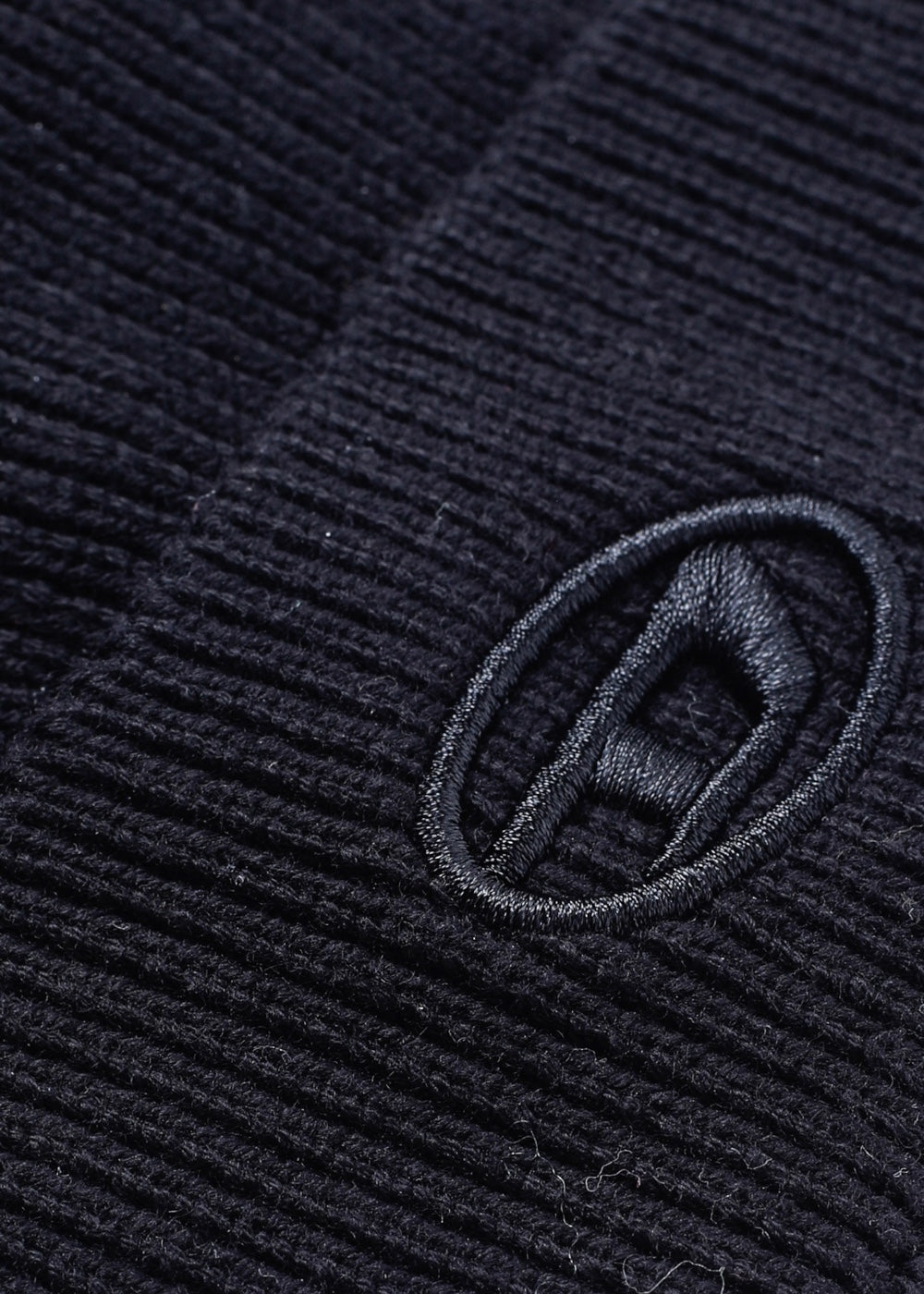 detail du logo et de la matiere du Bonnet diesel noir petit logo