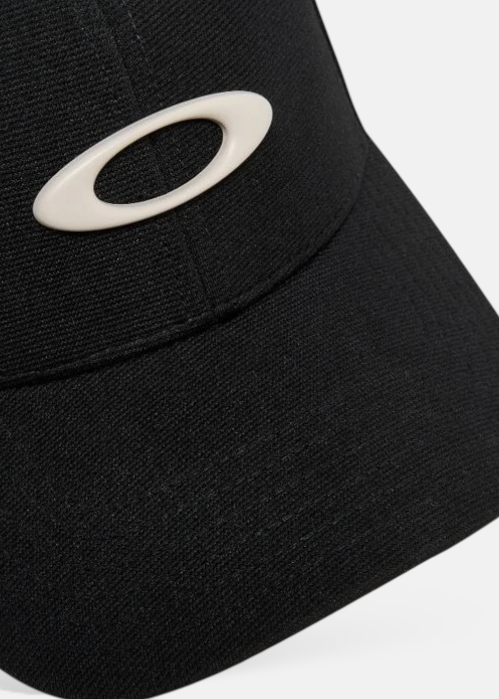 zoom sur le logo et detail de la matiere de la casquette oakley noire logo blanc model tincan