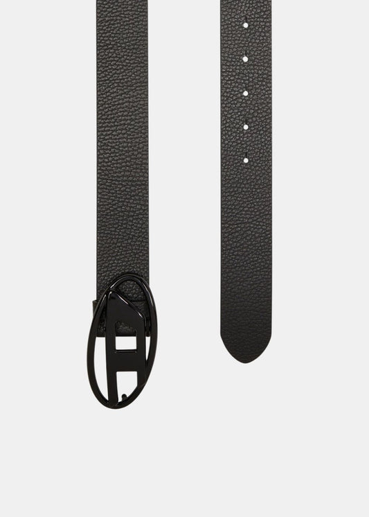 détail de la ceinture diesel boucle noir et cuir noir. Boucle en metal oval D noir et cuir grainé noir